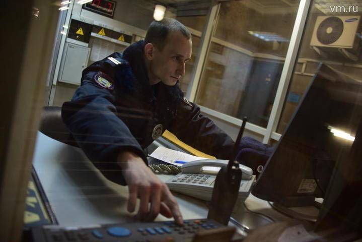 Полиция вернула пассажиру метро Москвы забытый пакет с деньгами