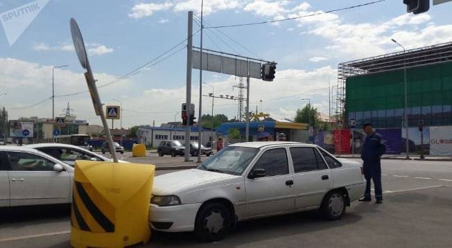 Из-за сердечного приступа водитель врезался в знак и скончался в Алматы (фото)