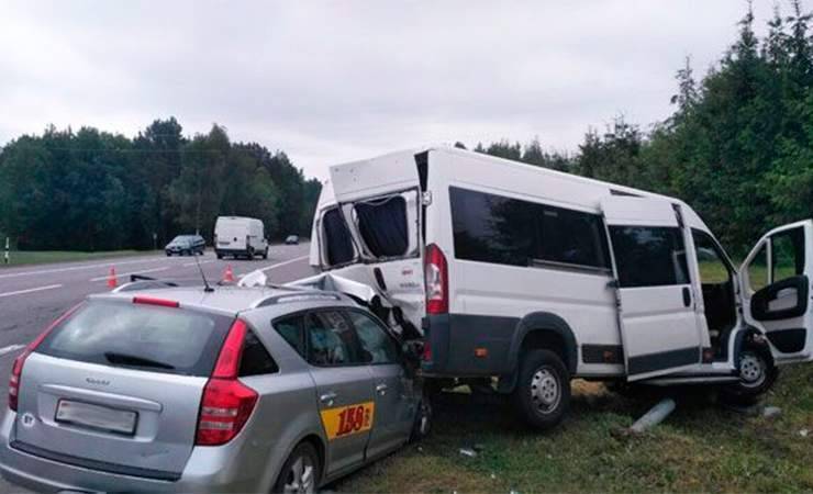 Один человек погиб и пятеро пострадали в аварии с маршруткой и такси под Минском