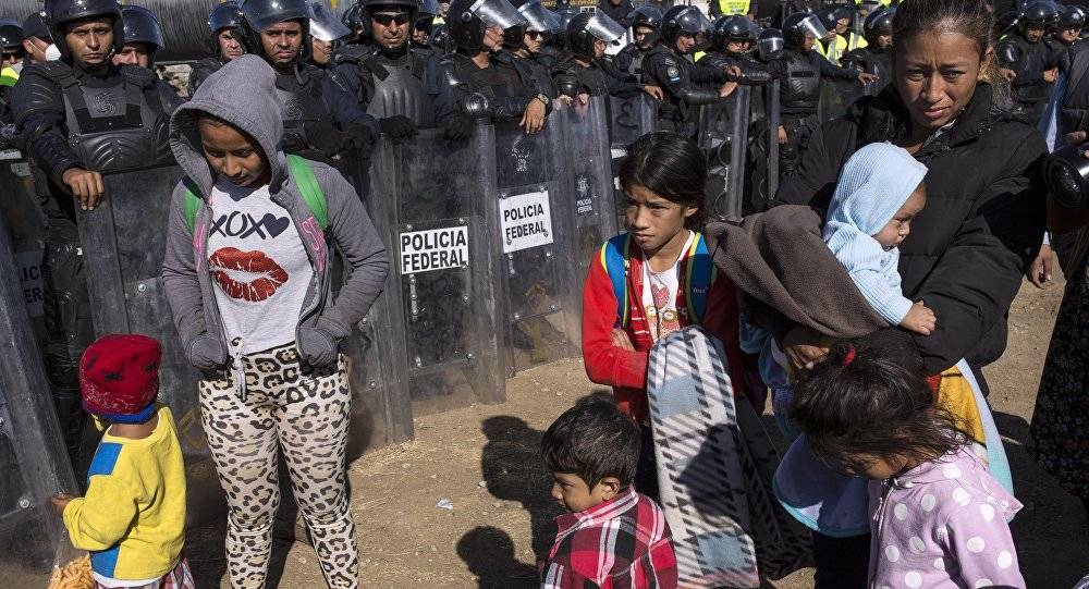 Мексика приступила к выполнению соглашения с США: полиция задержала 4 грузовика с мигрантами