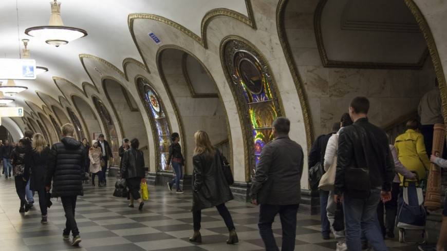 Пассажиру московского метро вернули забытый пакет с деньгами