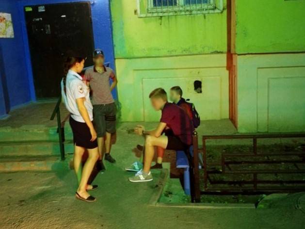 В Астрахани оштрафовали родителей за ночные прогулки детей