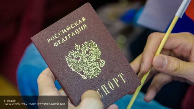 Более ста бывших жителей Крыма обратились за гражданством РФ