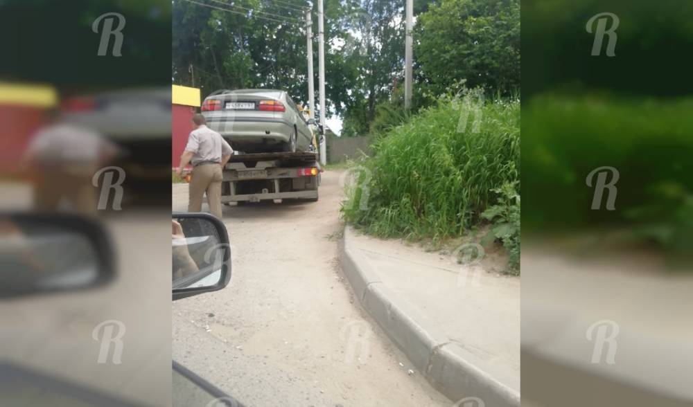 Эвакуатор перегородил проезд на Пискарихе в Смоленске