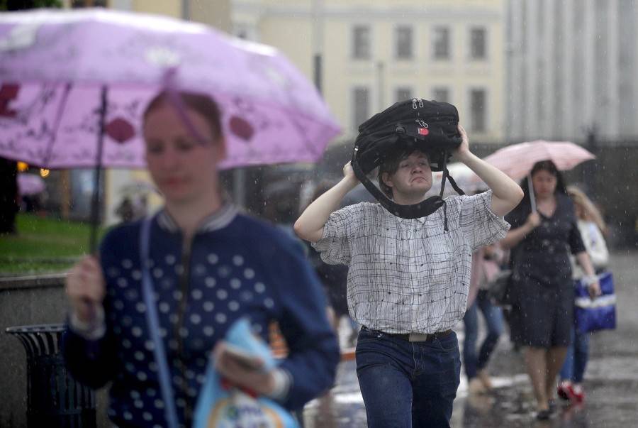 Москвичей предупредили о грозе и порывистом ветре во вторник