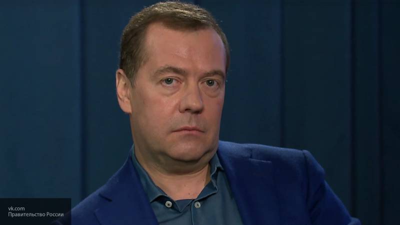 Медведев поручил проверить рост цен на бензин