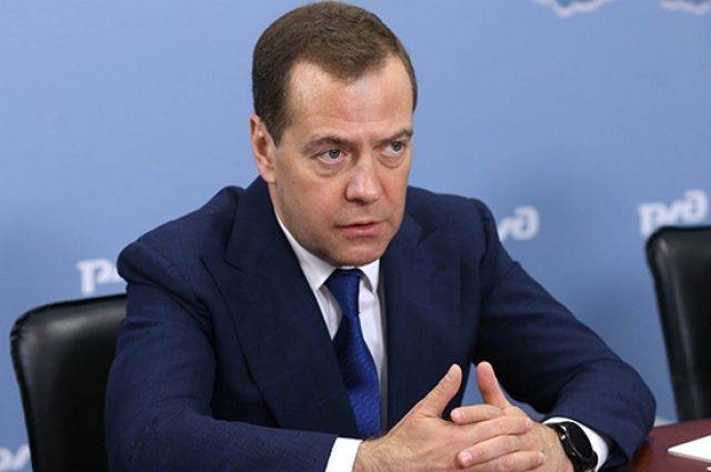 Медведев поручил Козаку проверить информацию о росте цен на бензин