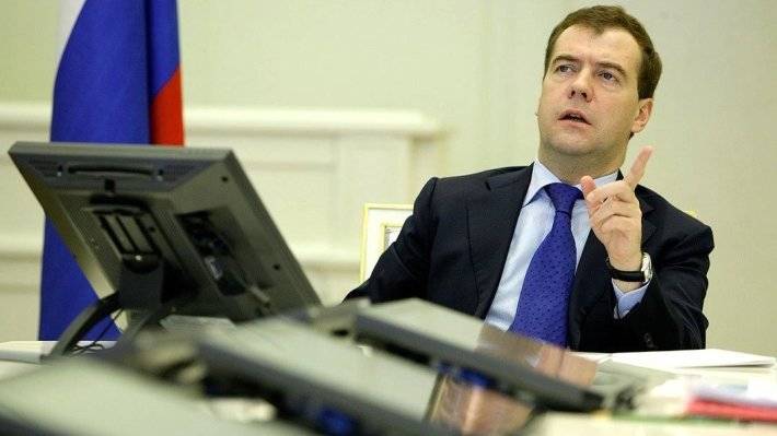 Медведев поручил Козаку проверить данные о росте цен на бензин