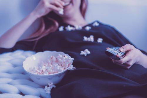 Американские ученые выяснили, почему нельзя спать при свете телевизора