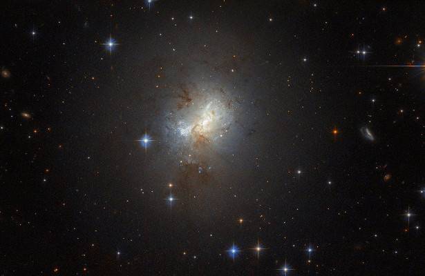 «Хаббл» наблюдает крохотную галактику с большим «сердцем»