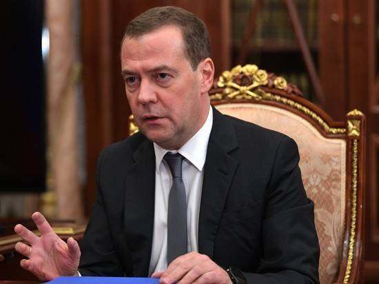 Медведев обратил внимание на резкое подорожание бензина