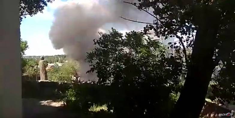 В Ростове горят два частных дома, два человека пострадали