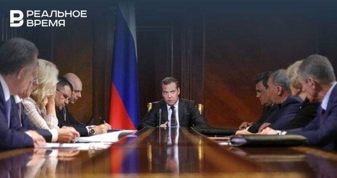Медведев поручил Козаку проверить сообщения о росте цен на бензин