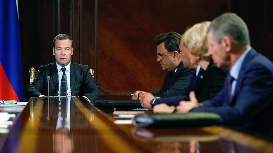 Медведев поручил разобраться с сообщениями о росте цен на топливо в Сибири