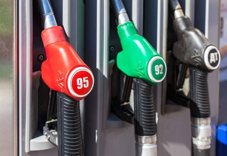Медведев поручил разобраться с сообщениями о росте цен на бензин