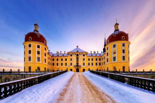Самые красивые дворцы и замки зимой (30 фото)
