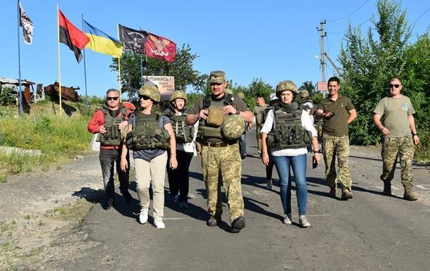 Делегация из Литвы нанесла визит ВСУшникам на Донбассе