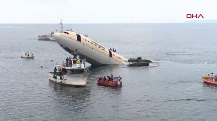 Пассажирский самолет затонул в море: люди застыли от ужаса, первые кадры и подробности