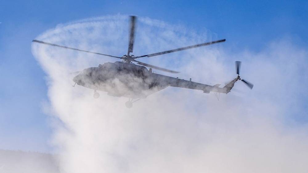 Загорелся при запуске двигателя: На вертолете Ми-8 с 14 людьми на борту произошёл пожар - СМИ
