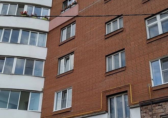 Соцсети: в Рязани ребенок погиб при падении из окна