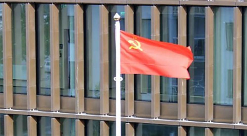 Над зданием администрации в Швеции подняли флаг СССР