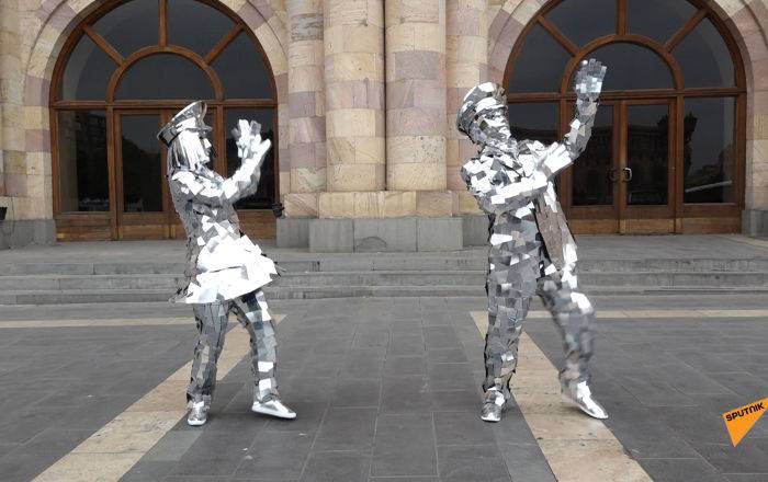 Впервые в Армении: от "зеркальных людей" на улицах Еревана столбенеют даже туристы - видео