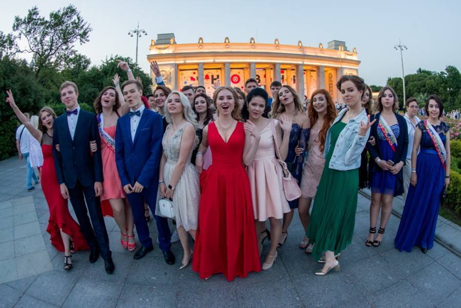 Москва онлайн покажет, как школьники отмечают выпускной в Парке Горького