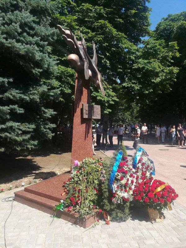 Годовщина смерти Корнелюка и Волошина: в Луганске открыли памятник погибшим журналистам