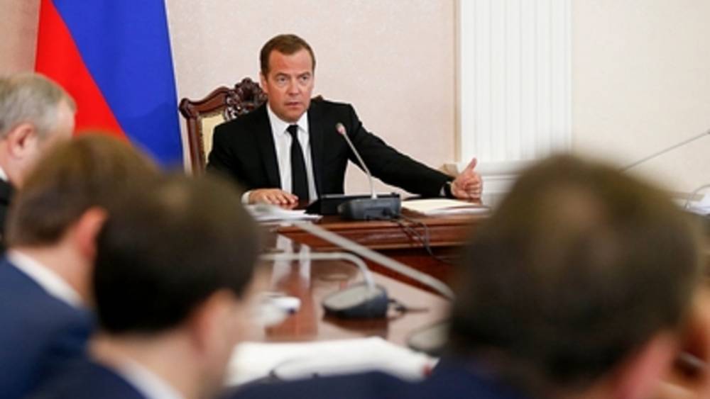 "Надо разобраться, что это": Медведев поручил изучить "резкое подорожание" бензина в Сибири и на Дальнем Востоке