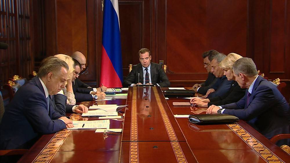 Медведев потребовал проверить информацию о скачке цен на бензин