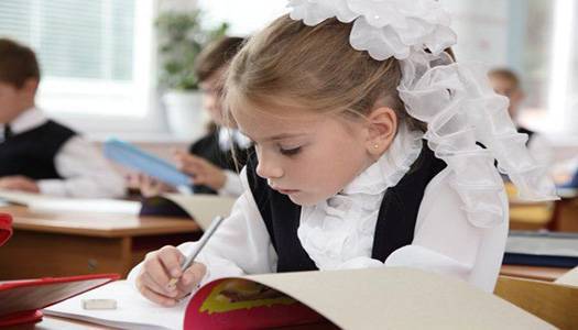Украинцы просят отменить школьную форму