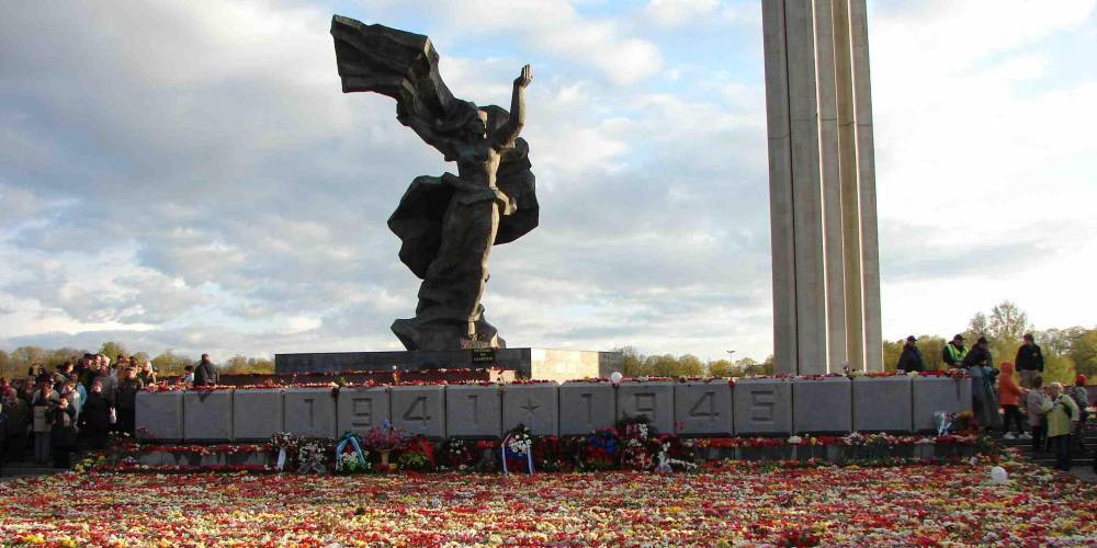 Власти Латвии пояснили, почему не могут снести памятник воинам-освободителям Риги