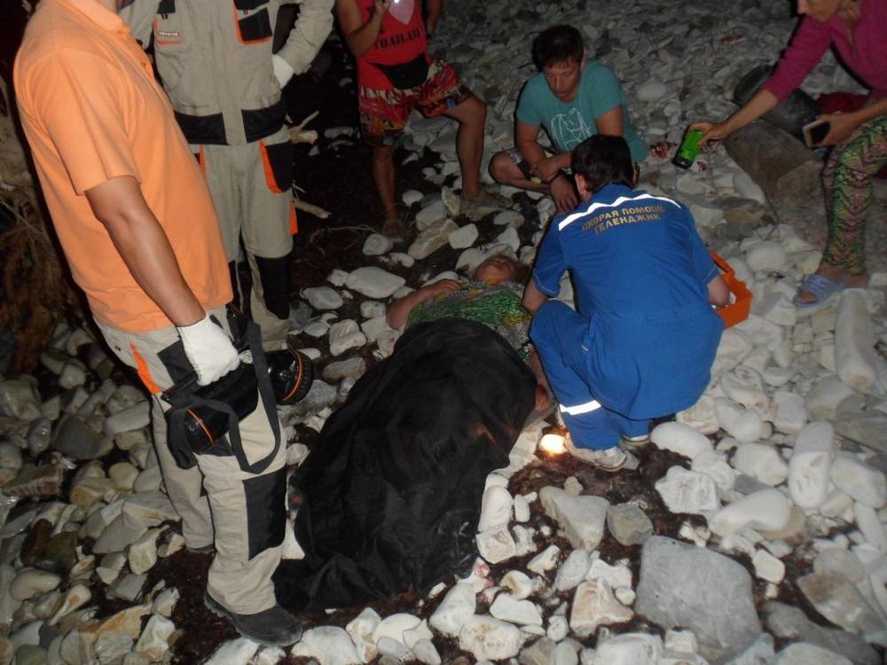 В Геленджике туристка ночью вышла из палатки и упала с 20-метровой скалы