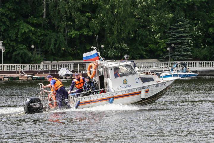 Спасатели вытащили из воды Химкинского водохранилища нетрезвого мужчину