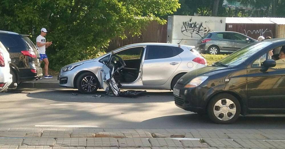 В Смоленске иномарка лишилась двери из-за невнимательности водителя