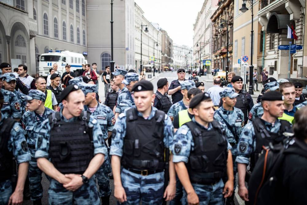 В России силовики массово увольняются после масштабного митинга