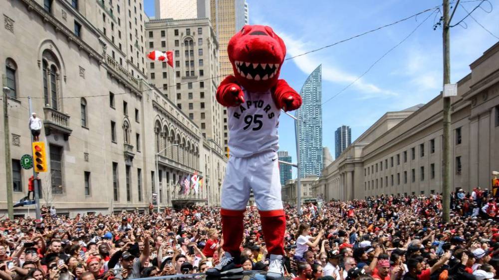 Во время стрельбы на параде чемпиона НБА "Торонто" на сцене находился премьер Канады Джастин Трюдо