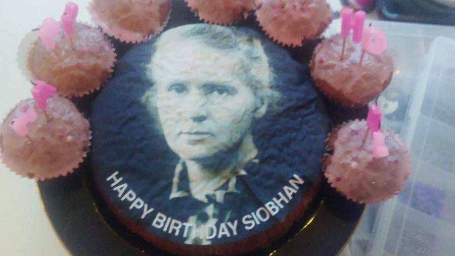 Поклонница Мэрайи Кэри по ошибке получила торт с картинкой Марии Кюри