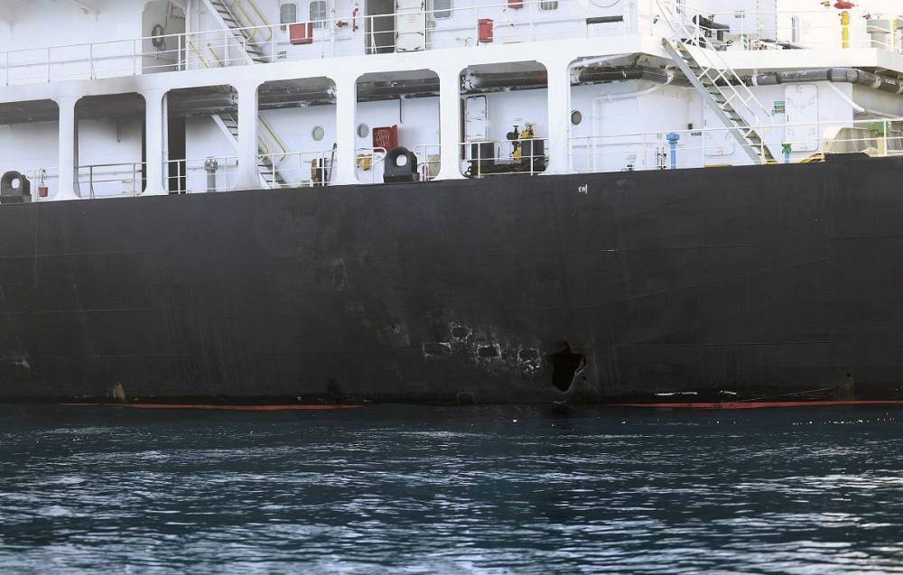 Военные США опубликовали фотографии, на которых иранцы якобы снимают мину с борта танкера