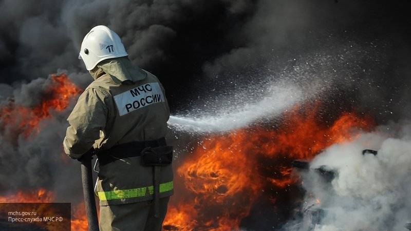 Локализован пожар в металлическом ангаре в Ростове-на-Дону