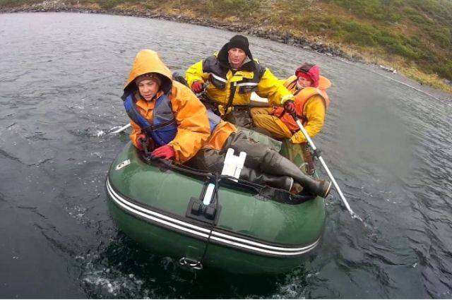 В Охотском море спасли семью, терпящую бедствие на надувной лодке