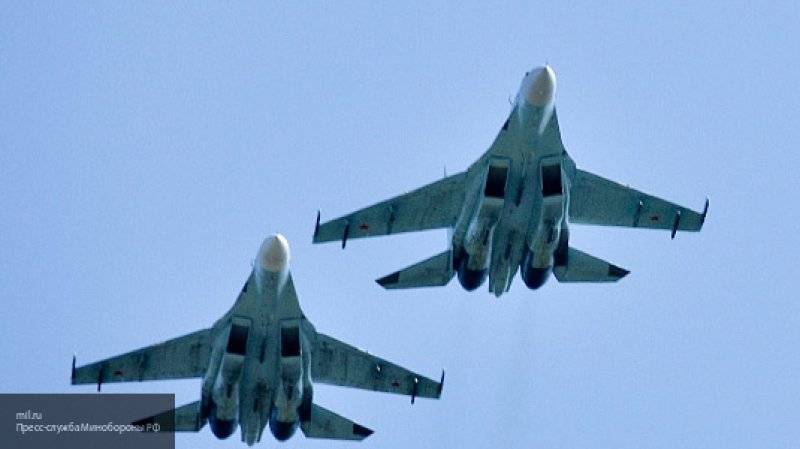 Видео перехвата американских бомбардировщиков российскими Су-27 появилось в Сети