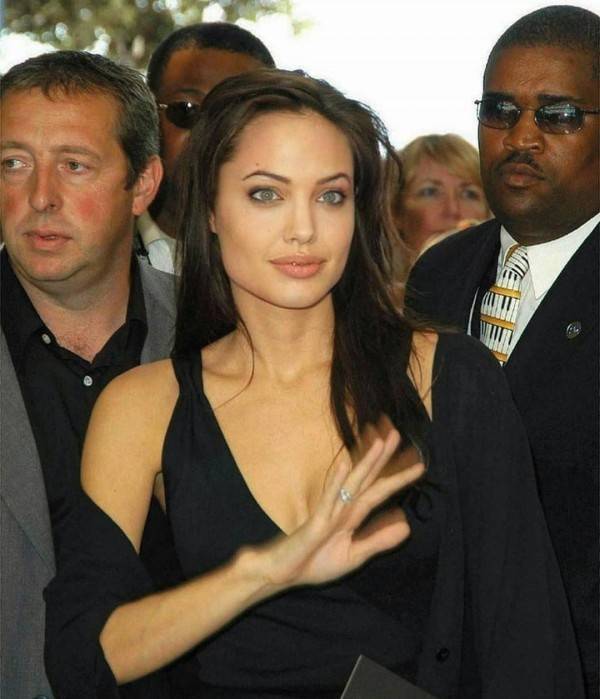 Представила его только своим детям: Джоли влюбилась в молодого актера – точную копию Бреда Питта