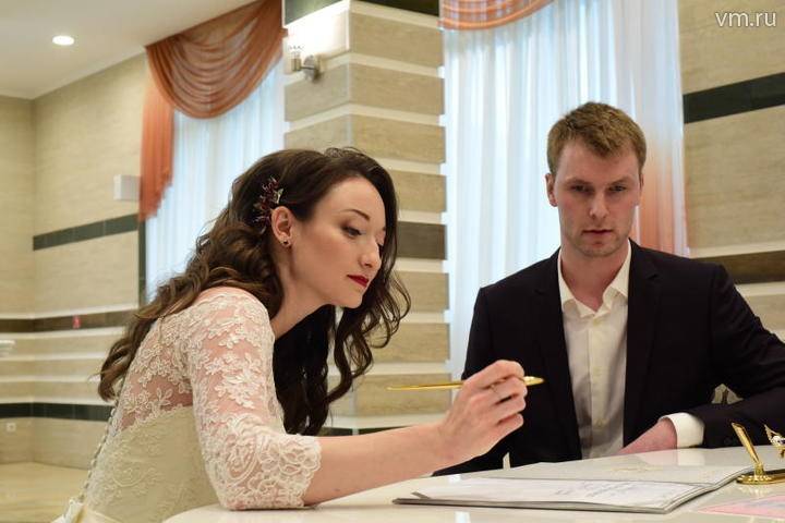 Три столичных ЗАГСа начали регистрировать браки с иностранцами