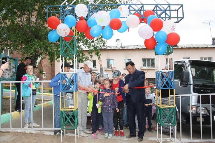 Владимир Тулонов открыл детскую площадку по улицам Боевая, 12 и 14