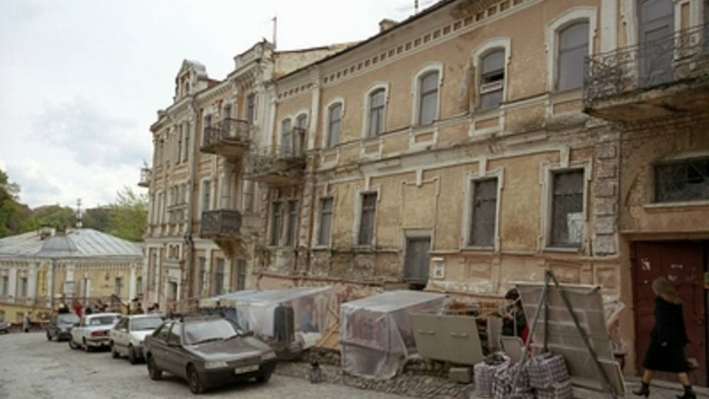 Ветхие дома в России сохранят. Эксперт требует "перестать латать дыры"