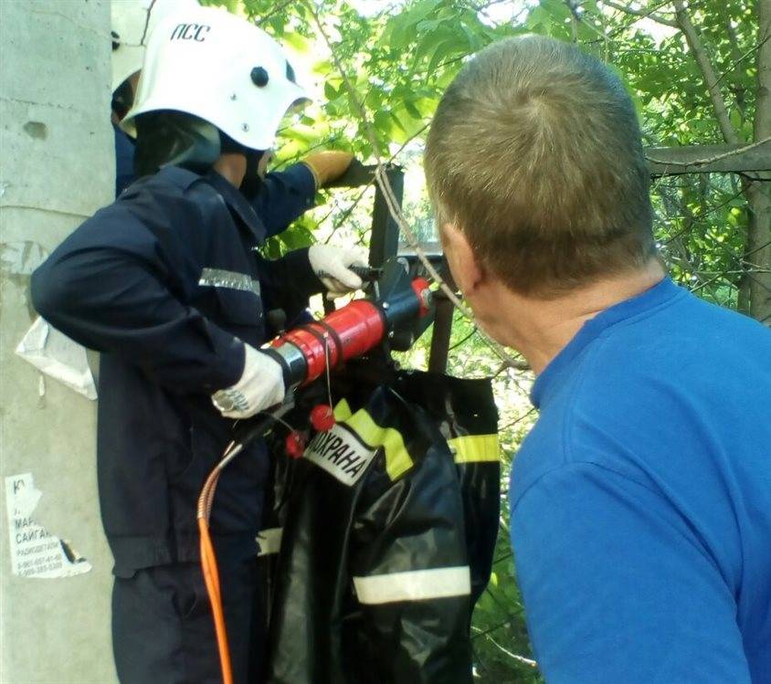 В Ульяновске спасатели освободили застрявшего в заборе мальчика