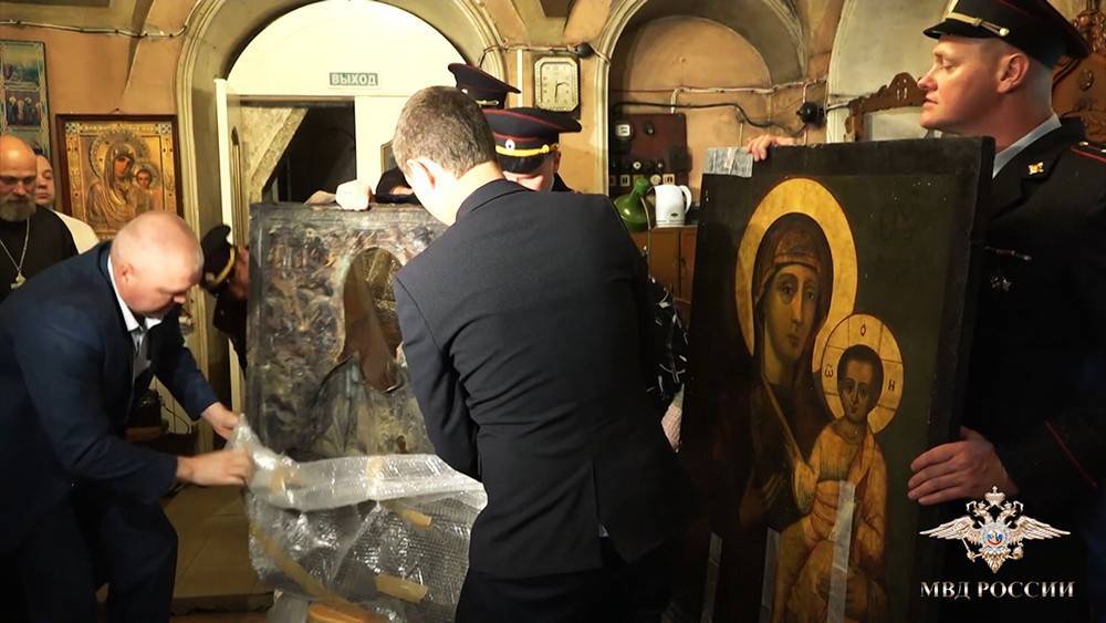 Полиция раскрыла кражу древних икон из храма в Подмосковье