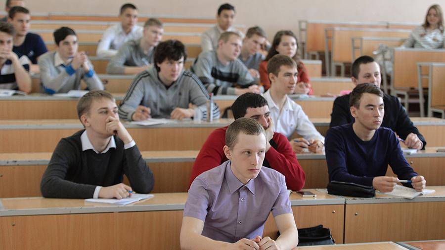 Менее половины россиян заявили о планах детей получать высшее образование