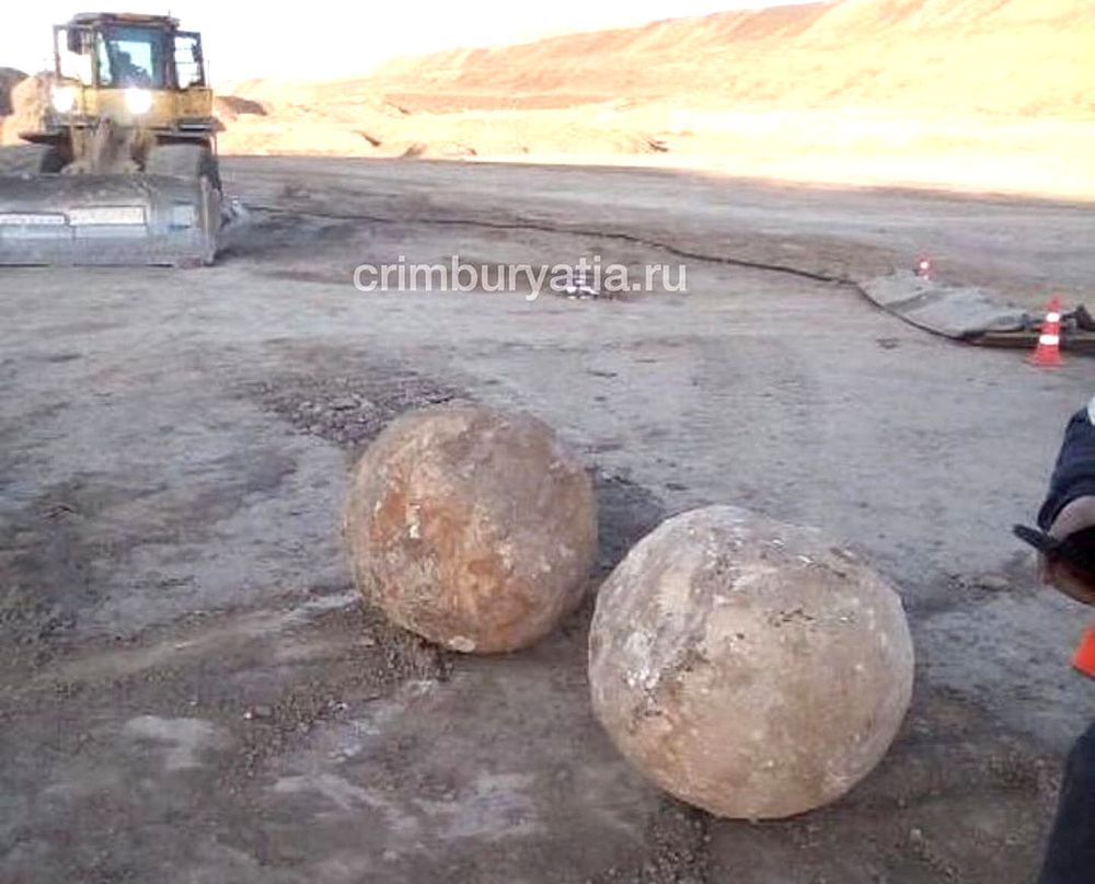 На угольном карьере в Бурятии нашли два каменных шара